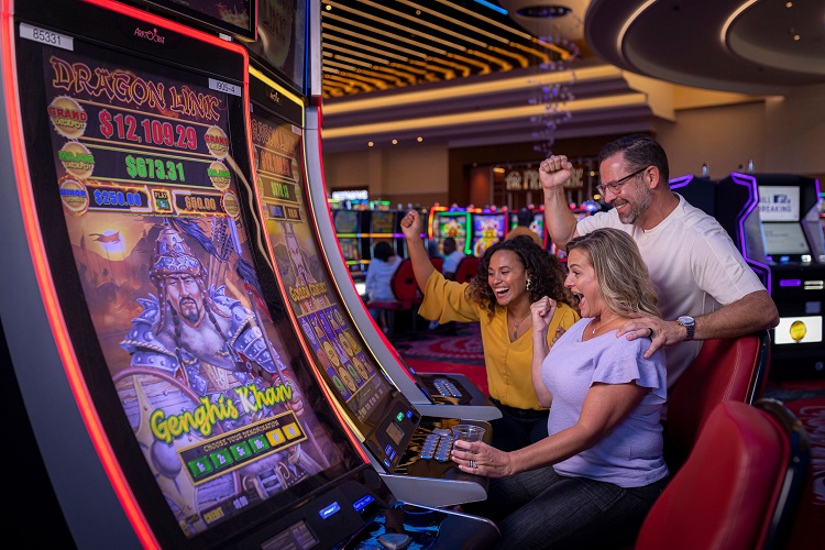 Stop-Play Dynamics in Slot Strategies